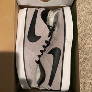 Gray Nike Sneakers Mavrk Jr 6.0